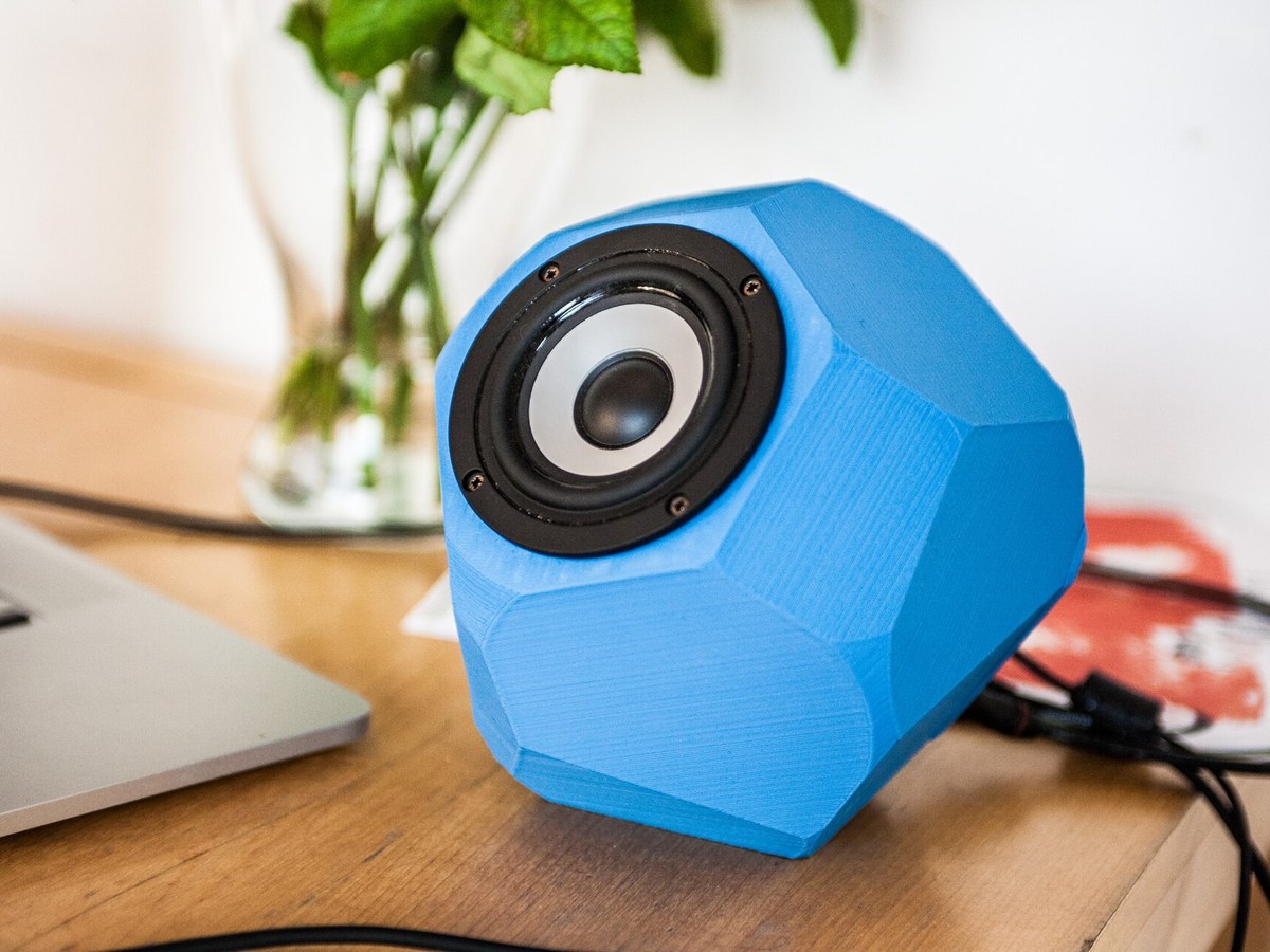 Carcasa impresa en 3D sobre mesa de taller