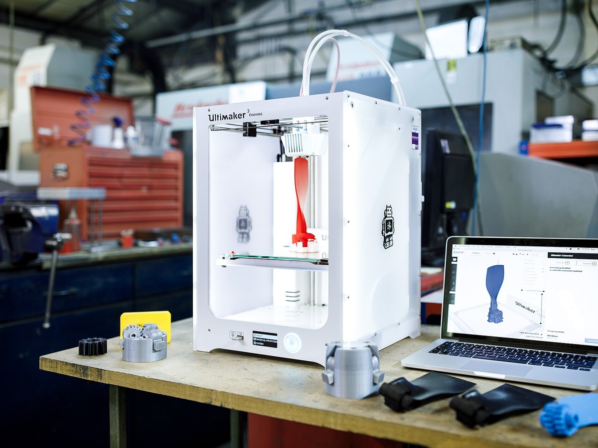 Prototipos funcionales impresos en 3D sobre una mesa de trabajo