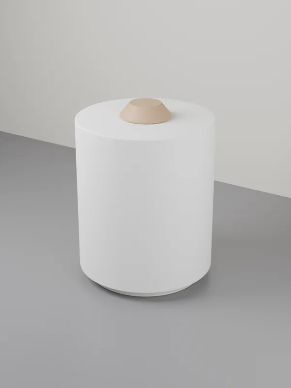 Render CAD del Portarrollos esbelto v1.0 montado con un rollo jumbo blanco, base azul y pomo superior color haya